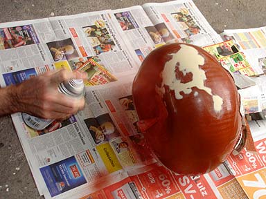 Sitar repair - Varnishing 1